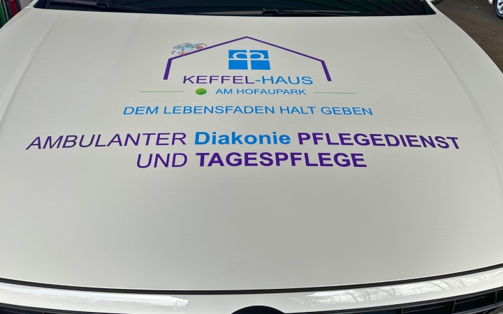 Auf dem Bild ist die Motorhaube eines Autos zu sehen mit der Aufschrift 